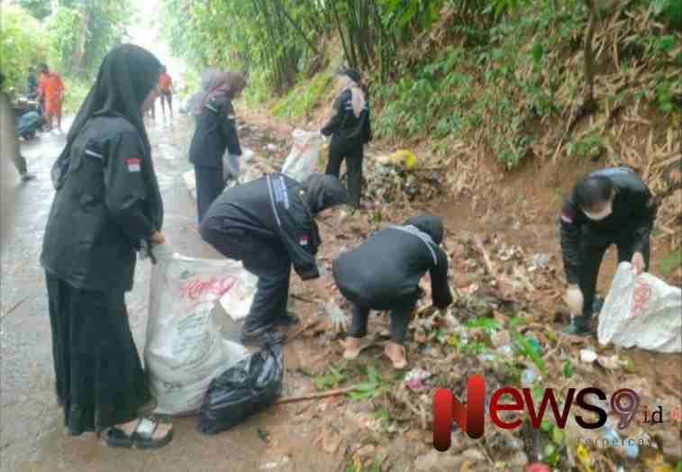 Foto: Badan Eksekutif Mahasiswa (BEM) Stika Al-Hidayah Arjasa menunjukkan kepeduliannya terhadap kelestarian lingkungan, @by_News9.id