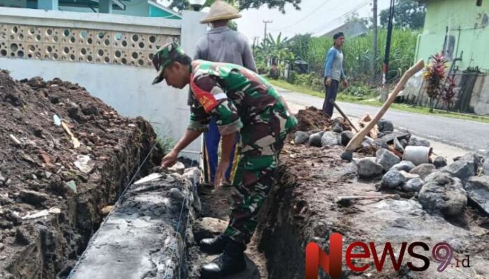 Wujudkan Fasilitas Belajar, Babinsa Bodang Bantu Pembangunan Pondasi Ruang Kelas Ponpes Tashilul Falah