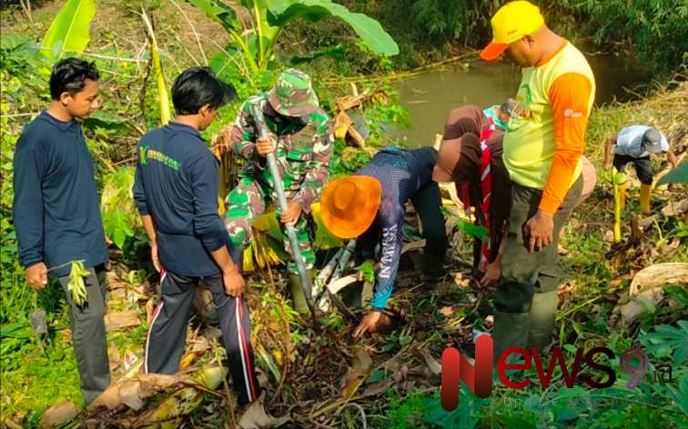 Foto: Serda Mukhamad Yani, bersama Pemerintah Desa Kutorenon dan warga melaksanakan penghijauan. @by_News9.id