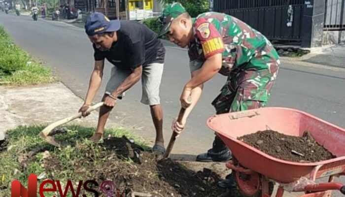 Aksi Peduli Lingkungan: Babinsa dan Warga Bersihkan Selokan dan Jalan di Dusun Darungan 