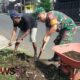 Foto: Serda Muhammad Triwijayanto, bersama warga melaksanakan kerja bakti. @by_News9.id