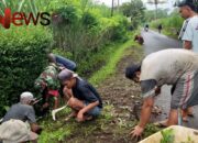 Bangun Kegotongroyongan, Babinsa Tegalciut Bersama Warga Bersihkan Selokan dan Jalan Dusun Karang Tengah 