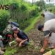 Foto: Serma Eko Andi Erwanto, bersama warga melaksanakan kerja bakti pembersihan jalan. @by_News9.id