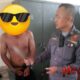 Foto: Sebilah pisau yang dibawa pria pengamen jalanan ditunjukkan oleh petugas Satpol PP Sampang. @by_News9.id