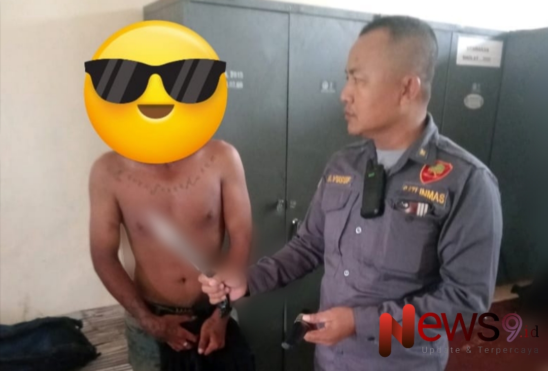 Foto: Sebilah pisau yang dibawa pria pengamen jalanan ditunjukkan oleh petugas Satpol PP Sampang. @by_News9.id