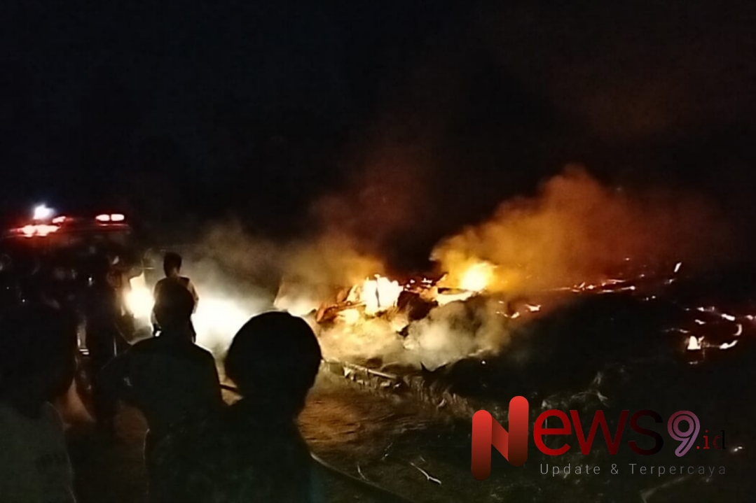 Foto: Api saat menghanguskan kandang ayam milik Ustadz Sehri. @by_ News9.id