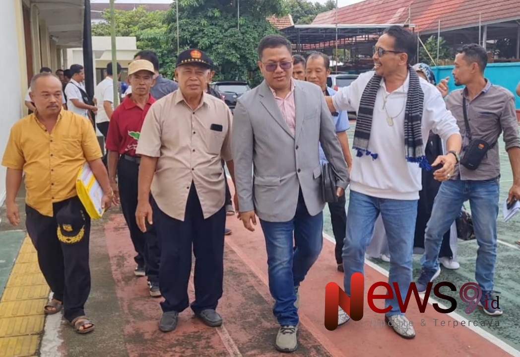 Foto: M Yunus Wahyudi sang Harimau Blambangan bersama rombongan aktifis Banyuwangi, @by_News9.id
