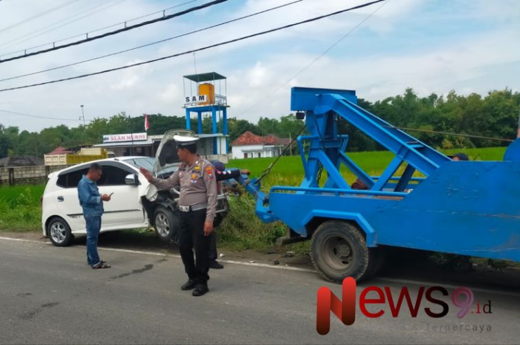 Foto: Mobil Agya yang mengalami laka maut di Jalan Raya Desa Gunung Eleh, Kecamatan Kedungdung, Sampang, di derek. @by_News9.id