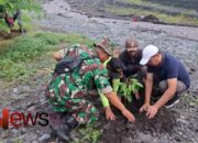 Gerakan Lingkungan: Babinsa Kloposawit Turut Andil dalam Tanam Pohon Buah di Bantaran Sungai Mujur