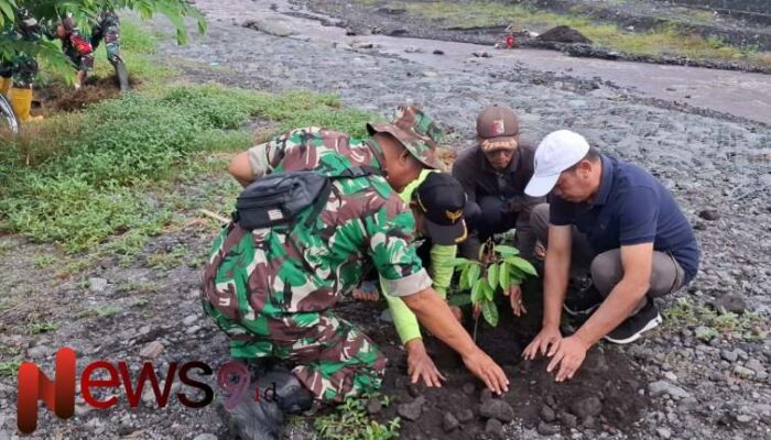 Gerakan Lingkungan: Babinsa Kloposawit Turut Andil dalam Tanam Pohon Buah di Bantaran Sungai Mujur