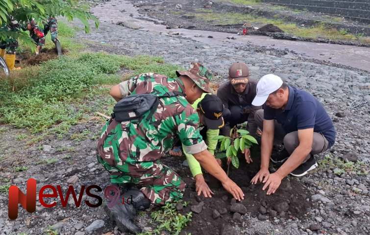 Foto: Kegiatan penanaman pohon buah di bantaran Sungai Mujur, Dusun Pancut, Desa Kloposawit, @by_News9.id