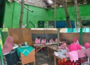Atap Roboh, Siswa SDN Pangongsean 1 Sampang Belajar di Tempat Parkir