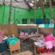 Foto: Kondisi atap gedung SDN Pangongsean 1 Sampang yang roboh dan proses KBM di tempat parkir. @by_News9.id