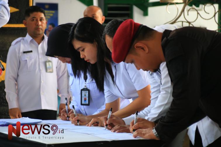 Foto: Seluruh pegawai Lembaga Pemasyarakatan (Lapas) Kelas IIA Banyuwangi melaksanakan deklarasi janji kinerja, @by_News9.id