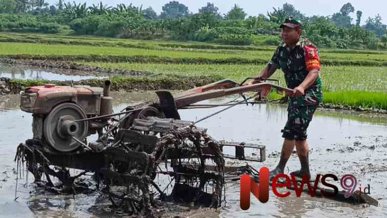 Foto: Pendampingan kepada petani dalam pengolahan lahan pertanian. @by_News9.id