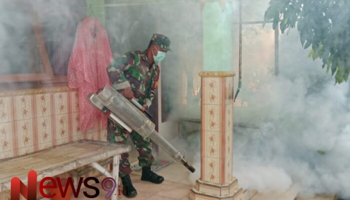Sinergi Babinsa Karanganyar dan Puskesmas Yosowilangun Laksanakan Fogging untuk Cegah DBD