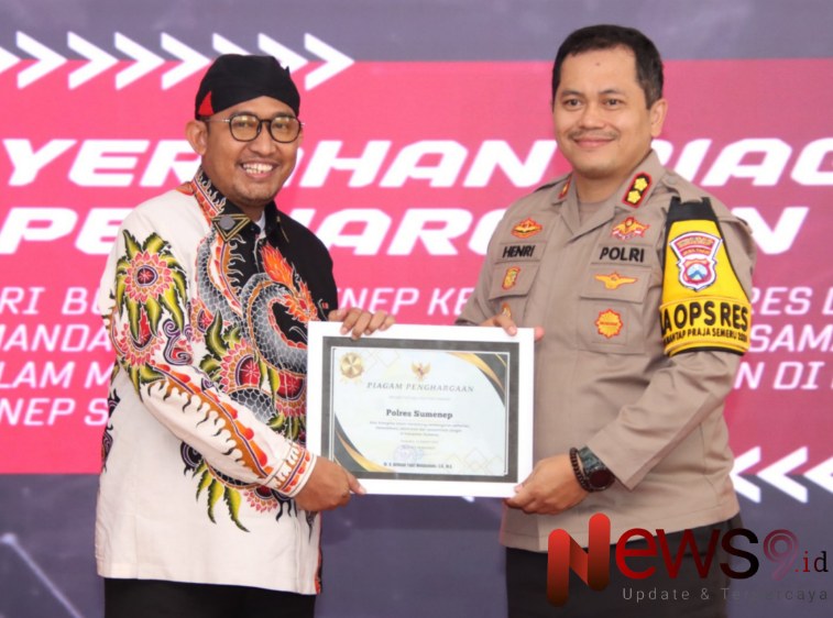 Foto: Bupati Fauzi Wongsojudo, saat memberikan penghargaan kepada Kapolres Sumenep AKBP Henri Noveri Santoso.