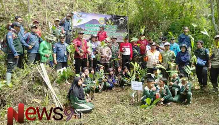 Peran Strategis Babinsa Pronojiwo dalam Mendukung Pelestarian Kawasan TNBTS melalui Penanaman Pohon