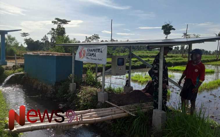 Foto: Serka Hariyanto, melaksanakan pemantauan dan pengecekan terhadap pompa sumur simbel panel surya. @by_News9.id