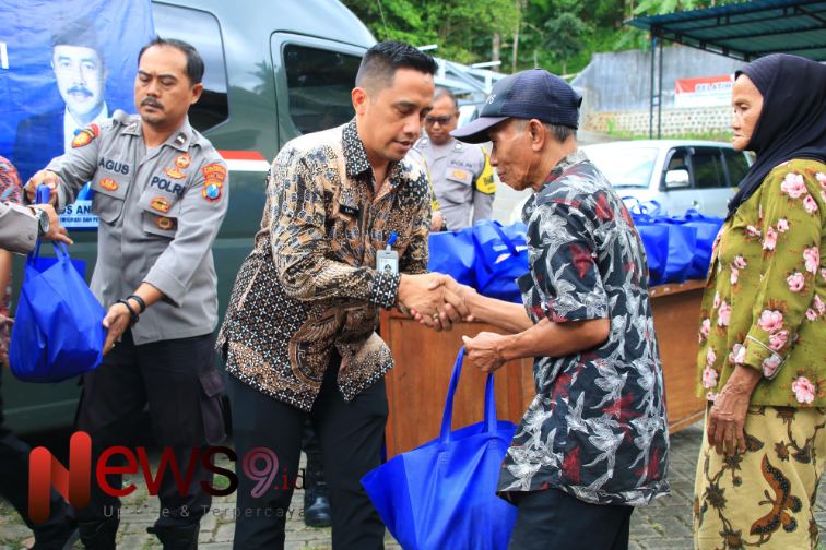 Foto: Kalapas Kelas IIA Banyuwangi saat membwrikan bantian sosial, @by_News9.id