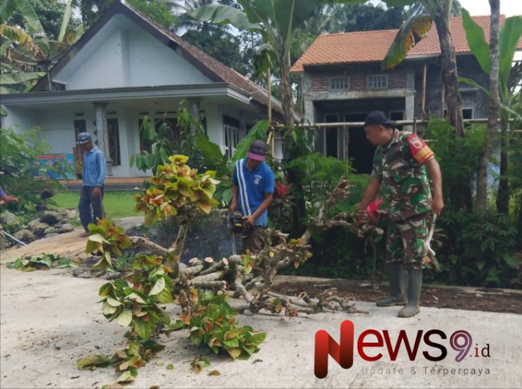 Foto: Serda Boyong, melaksanakan pendampingan kegiatan karya bakti. @by_News9.id
