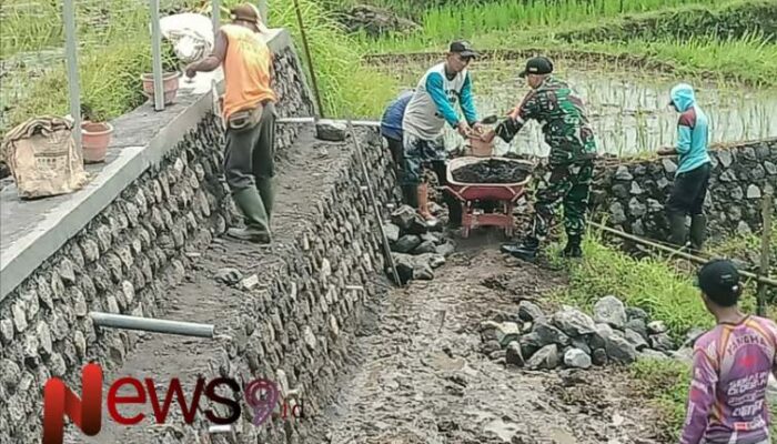 Bangun Sinergi Babinsa Kalisemut Kawal Pembangunan Talud di Sumber Nah 