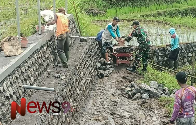 Foto: Serda Hendrik, melaksanakan pendampingan kerja bakti pembangunan talud. @by_News9.id