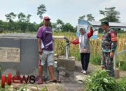Upaya Babinsa Sumbersuko, Pastikan Irigasi Lancar di Lahan Pertanian Kelumprit Jaya Makmur 