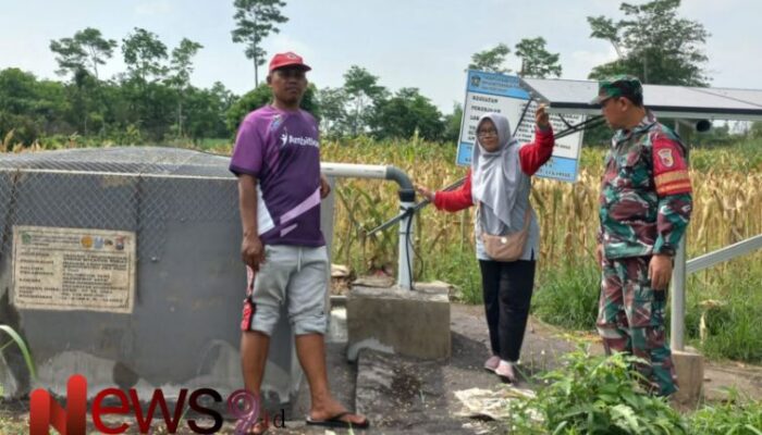 Upaya Babinsa Sumbersuko, Pastikan Irigasi Lancar di Lahan Pertanian Kelumprit Jaya Makmur 