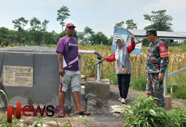 Foto: Serda Warsono Efendi, melaksanakan pendampingan dan monitoring pompanisasi di lahan pertanian. @by_News9.id