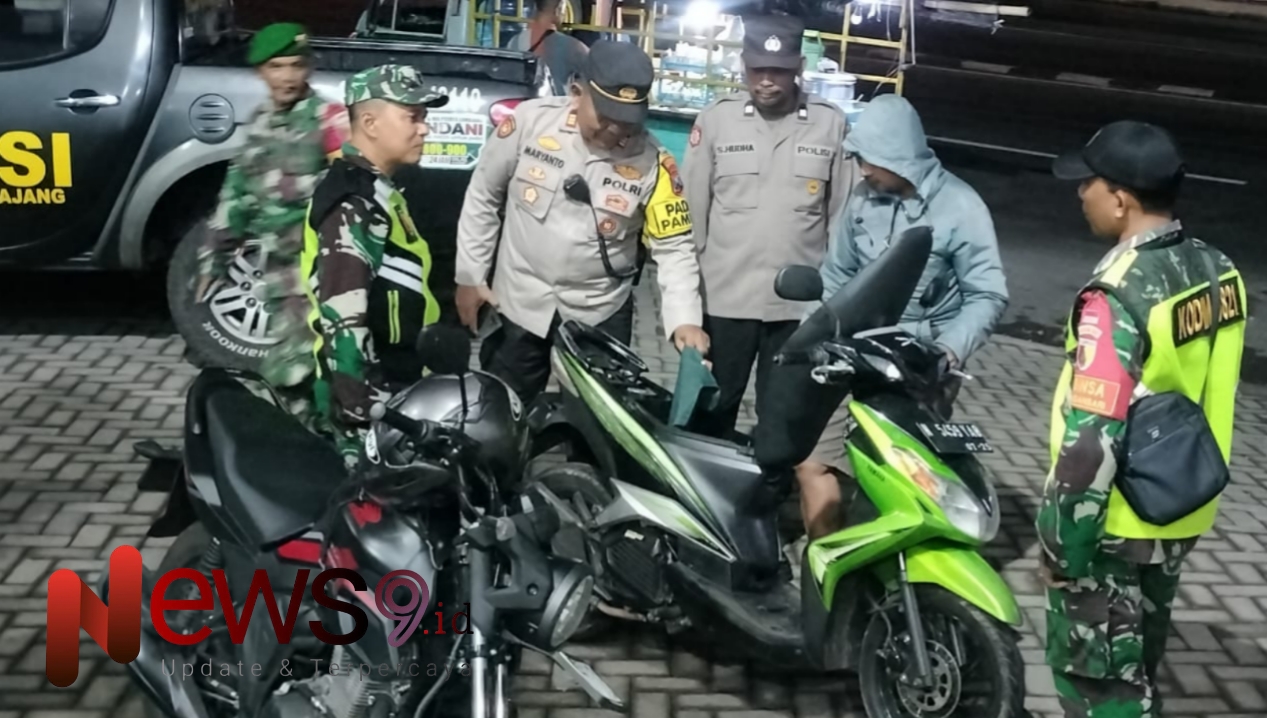 Foto: Serka Edi Supriyanto, saat bersama Babinkamtibmas Kedungjajang melaksanakan patroli wilayah. @by_News9.id