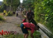 Bersama Warga, Babinsa Blukon Gotong Royong Kerja Bakti untuk Lingkungan Bersih