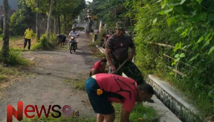 Bersama Warga, Babinsa Blukon Gotong Royong Kerja Bakti untuk Lingkungan Bersih