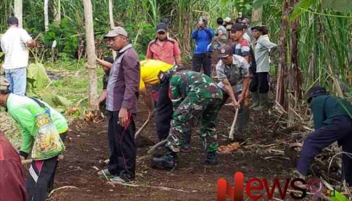 Babinsa Bedayu Talang Bersama Warga Gotong Royong Lebarkan Jalan Setapak