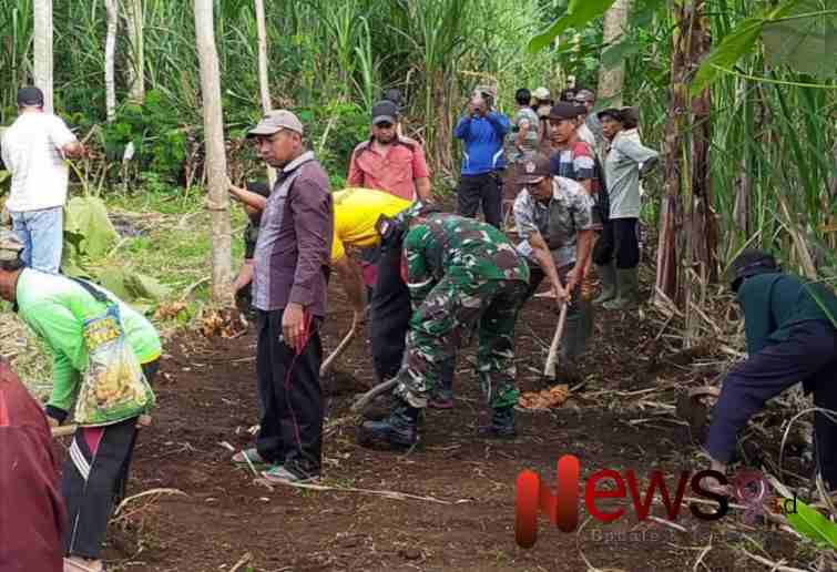 Foro: Sertu Aryono, bersama perangkat desa dan masyarakat melaksanakan kerja bakti. @by_News9.id