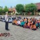 Foto: Kanit lantas Polsek Rogojampi, Iptu Wahid hasyim datang ke SMA Negeri 1 Rogojampi. @by_News9.id
