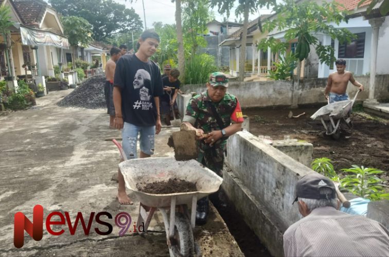 Foto: Serda Agus Heri Lospala, bersama pemuda dan warga Dusun Manggisan melaksanakan kerja bakti. @by_News9.id
