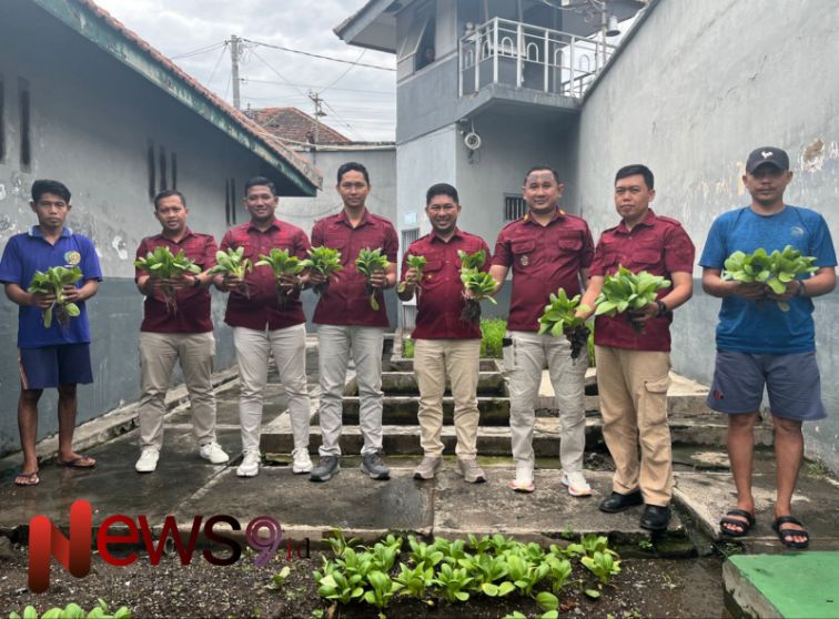 Foto: Kepala Lapas Banyuwangi, Mochamad Mukaffi saat panen sayuran, @by_News9.id