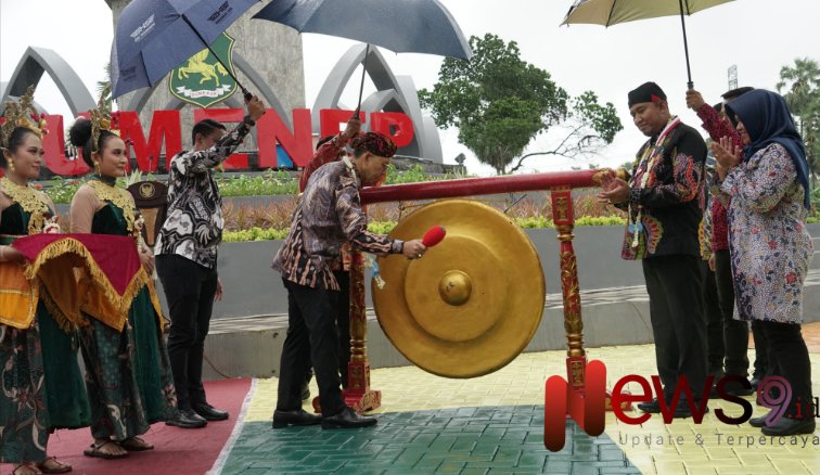 Foto: Pemukulan gong oleh Menteri Kebudayaan RI Fadli Zon didampingi Bupati Achmad Fauzi Wongsojudo sebagai tanda diresmikannya pembangunan monumen keris di Desa Sendang, @by_News9.id