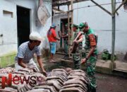 Jalin Kebersamaan, Babinsa Jenggrong dan Warga Bersinergi Renovasi Rumah Warga