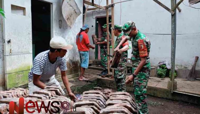 Jalin Kebersamaan, Babinsa Jenggrong dan Warga Bersinergi Renovasi Rumah Warga