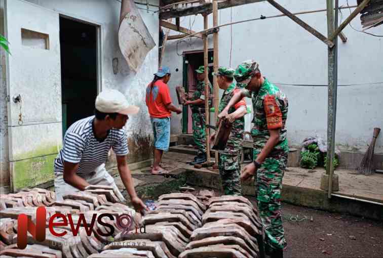 Foto: Sertu Mujahidin, bersama warga melaksanakan kerja bakti. @by_News9.id
