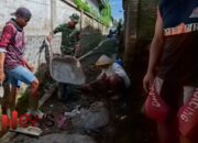 Gotong Royong Pengecoran Jalan, Babinsa Kloposawit Pererat Kebersamaan dengan Warga