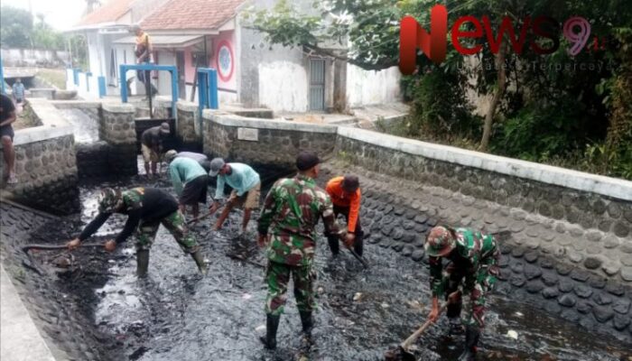 Cegah Banjir, Babinsa Selok Anyar dan Warga Bersihkan Sungai Dusun Kali Dilem 