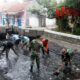 Foto: Sertu Dimas Ariyoso Utomo, bersama warga melaksanakan kerja bakti pembersihan sungai. @by_News9.id