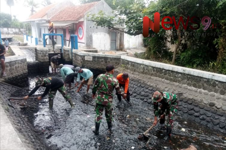 Foto: Sertu Dimas Ariyoso Utomo, bersama warga melaksanakan kerja bakti pembersihan sungai. @by_News9.id