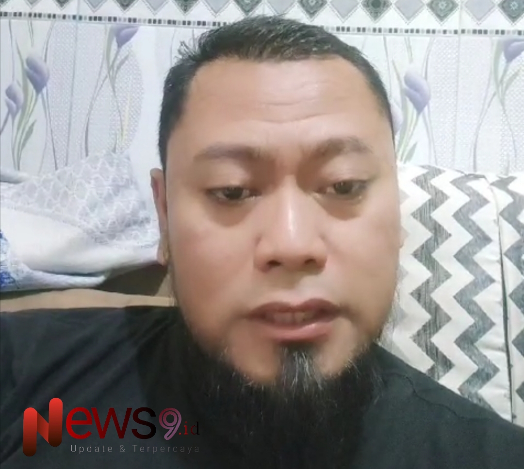 Foto: Aktivis sekaligus TikToker Sumenep, Ainur Rahman, saat membagikan video mengungkap kejadian tersebut. @by_News9.id