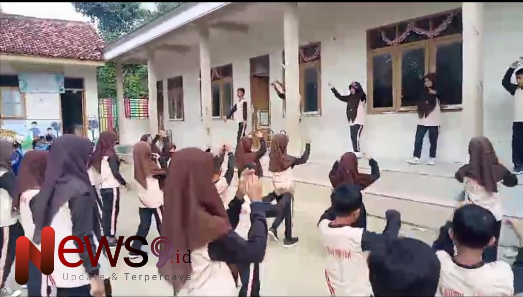 Foto: Siswa, MI Nurul Hidayah Desa Aengbaja Kenek, Kecamatan Bluto, Kabupaten Sumenep, saat senam bersama. @by_News9.id