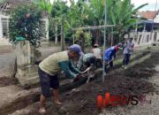 Dukung Pembangunan Desa, Babinsa Darungan Kawal Proyek Drainase di Dusun Krajan 