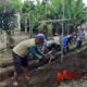 Foto: Sertu Herry Sutanto, bersama warga melaksanakan pendampingan pembangunan drainase. @by_News9.id